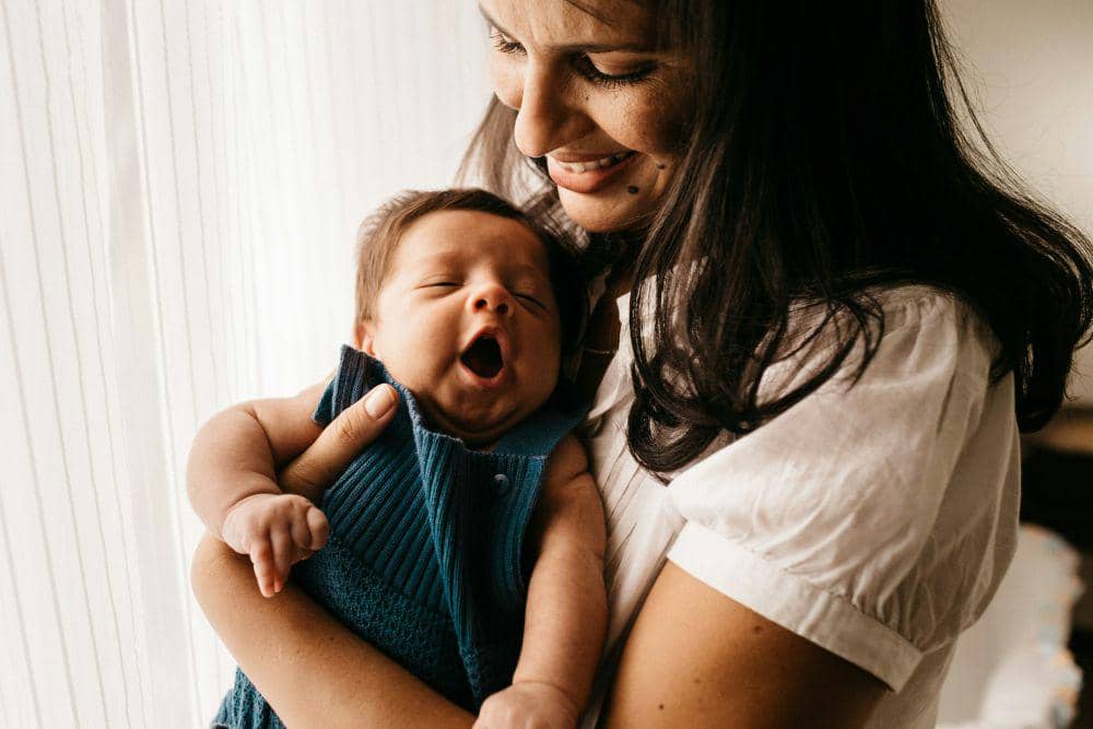 ilustrasi ibu dan bayi (unsplash.com/Jonathan Borba)