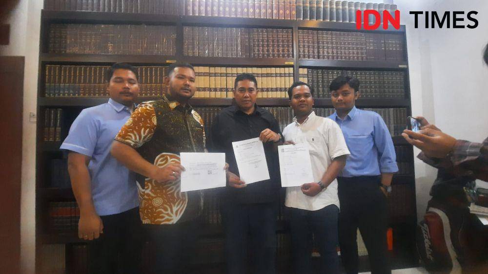 Yoga Gumilar menunjukkan bukti-bukti. (IDN Times/Imam Faishal)