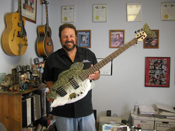 8 Potret Bass dengan Desain Nyentrik, Ada Bentuk Ikan hingga Ular!
