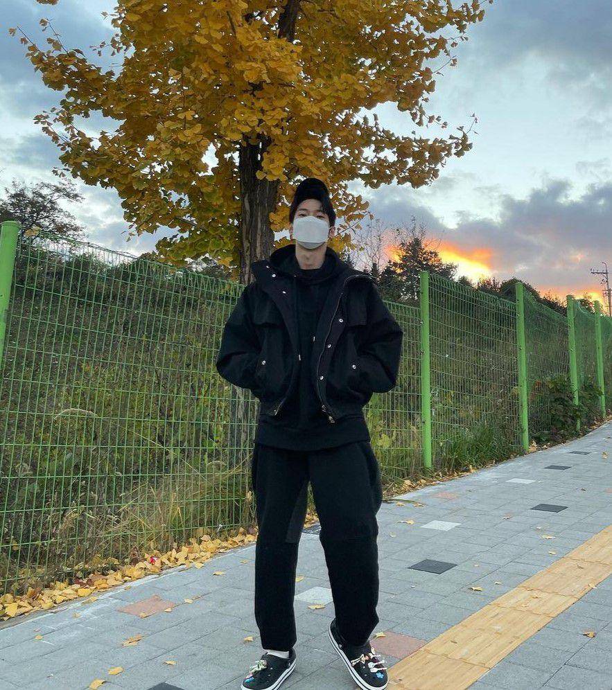 ide outfit pakai baseball cap ala Doyoung NCT (instagram.com/do0_nct)
