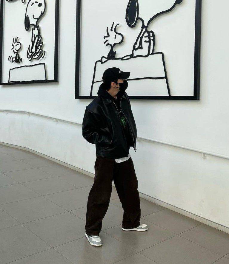 ide outfit pakai baseball cap ala Doyoung NCT (instagram.com/do0_nct)