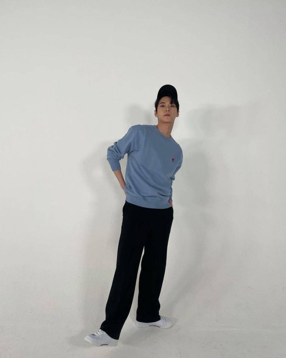 ide outfit pakai baseball cap ala Doyoung NCT (instagram.com/do0_nct)