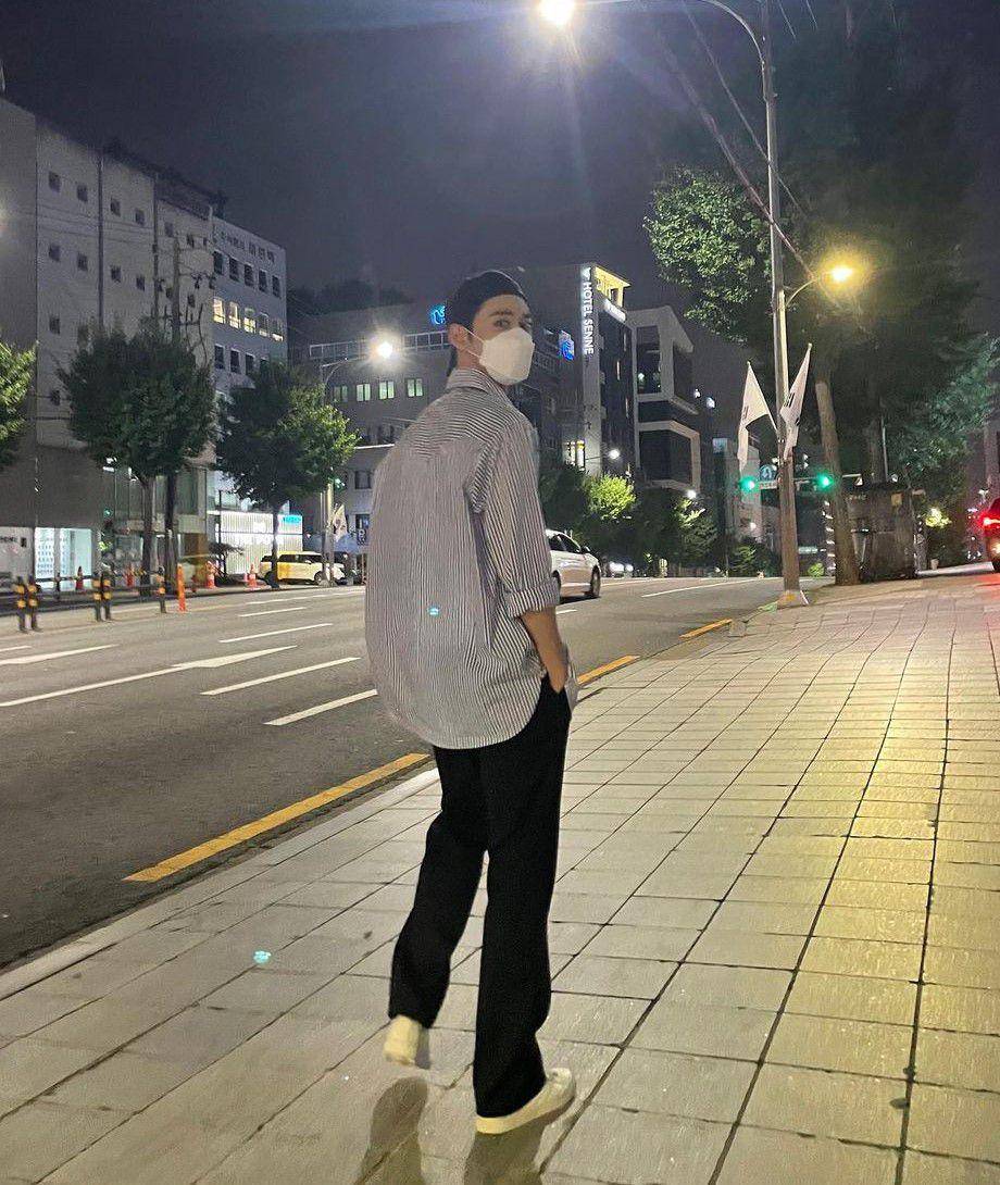 ide outfit pakai baseball cap ala Doyoung NCT (instagram.com/do0_nct)