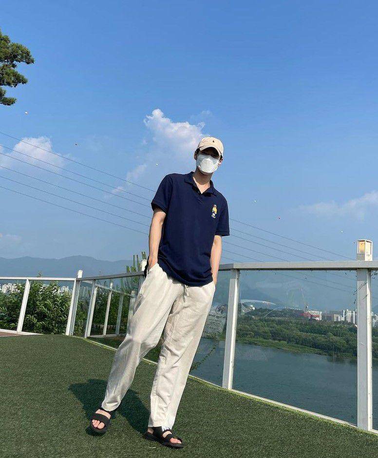 ide outfit pakai baseball cap ala Doyoung NCT (instagram.com/do0_nct)