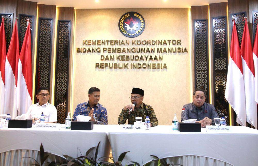 Menko PMK Muhadjir Serahkan Santunan Kecelakaan Kerja dan Kematian Bagi Petugas Ad Hoc Pemilu 2024. (dok. Kemenko PMK)
