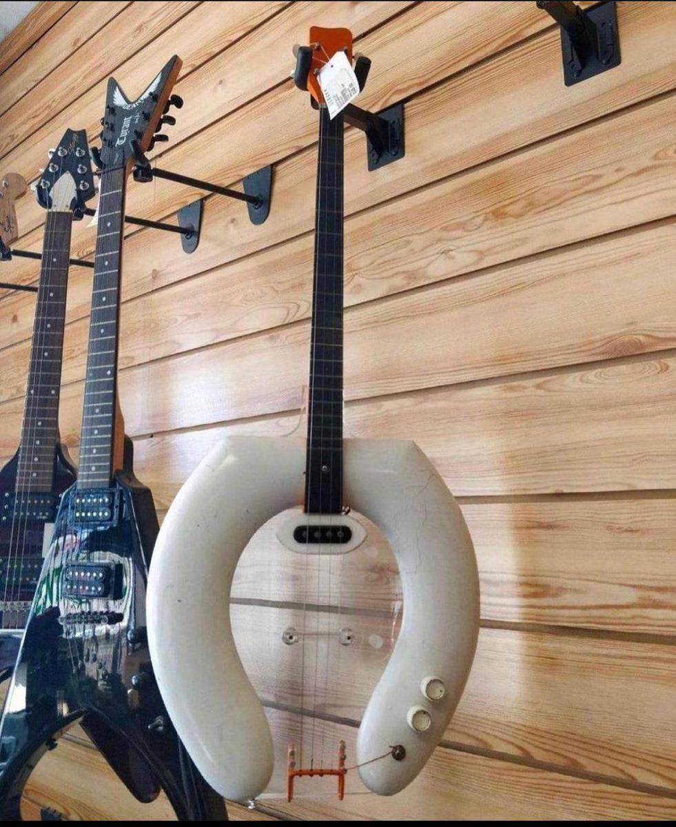 potret bass desain nyentrik (reddit.com/user/PM_ME_KITTYN******)