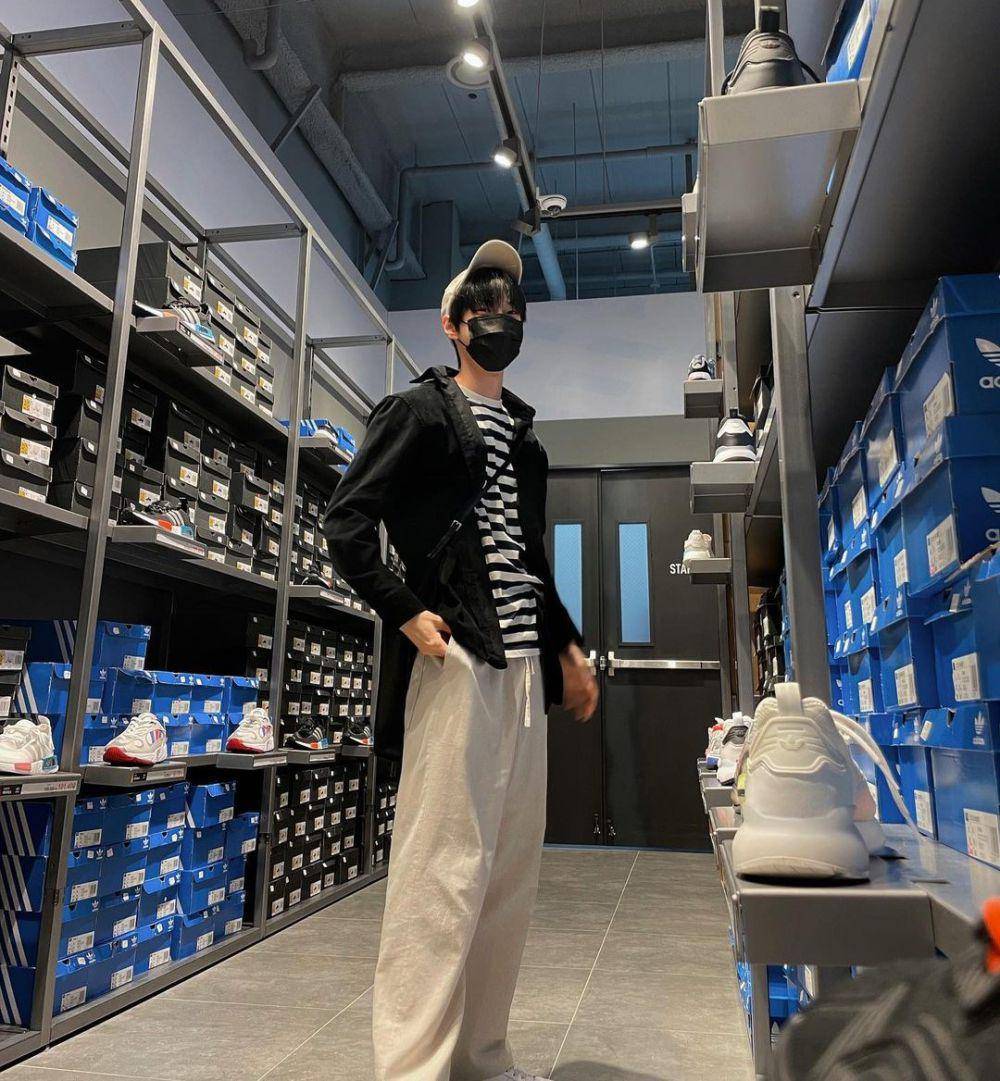 ide outfit pakai baseball cap ala Doyoung NCT (instagram.com/do0_nct)