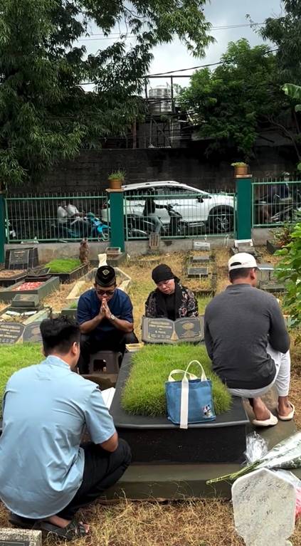 potret keluarga Haji Faisal ziarah ke makam Bibi-Vanessa di hari ultah Bibi (instagram.com/dewizuhriati)