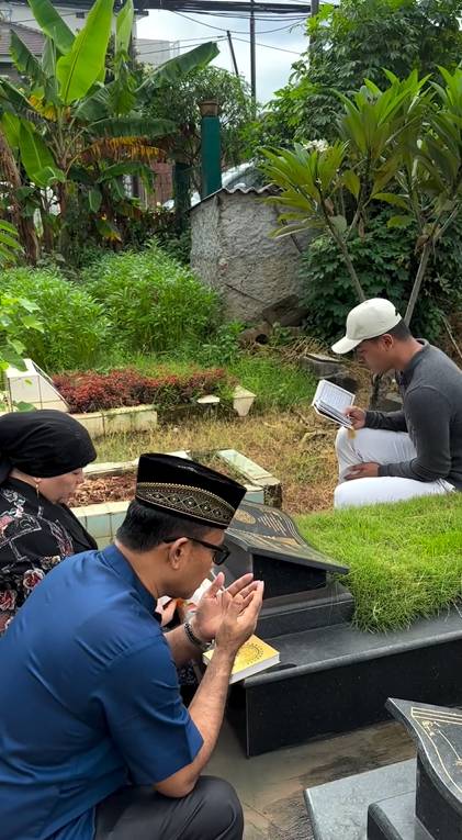 potret keluarga Haji Faisal ziarah ke makam Bibi-Vanessa di hari ultah Bibi (instagram.com/dewizuhriati)