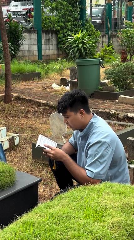 potret keluarga Haji Faisal ziarah ke makam Bibi-Vanessa di hari ultah Bibi (instagram.com/dewizuhriati)
