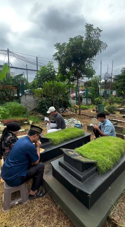 potret keluarga Haji Faisal ziarah ke makam Bibi-Vanessa di hari ultah Bibi (instagram.com/dewizuhriati)