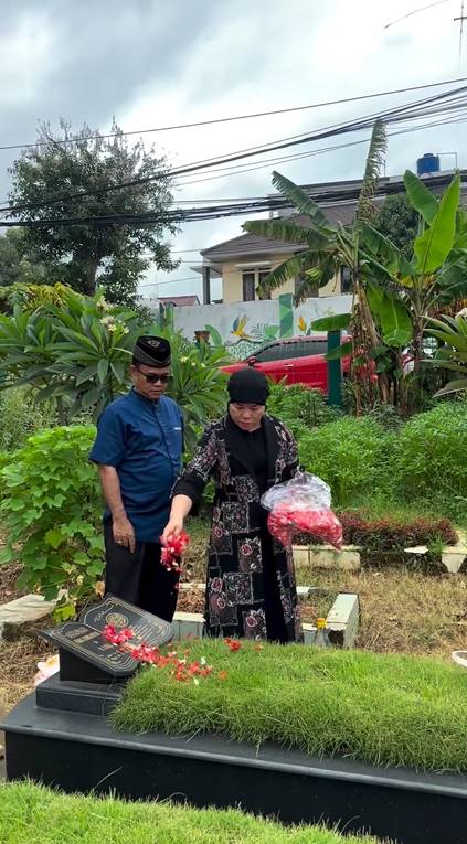 potret keluarga Haji Faisal ziarah ke makam Bibi-Vanessa di hari ultah Bibi (instagram.com/dewizuhriati)