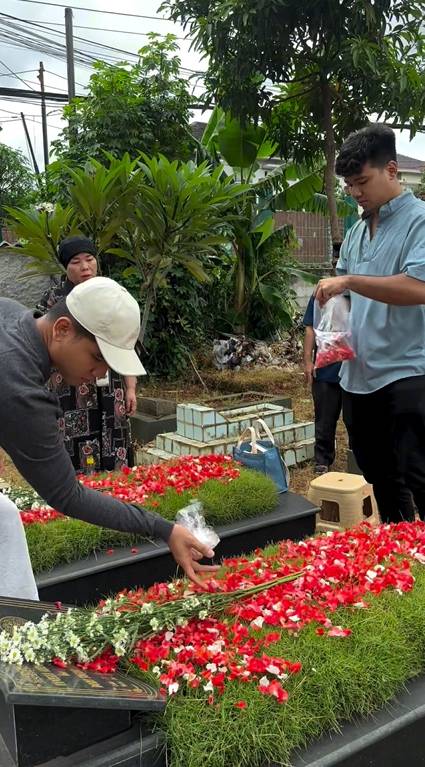 potret keluarga Haji Faisal ziarah ke makam Bibi-Vanessa di hari ultah Bibi (instagram.com/dewizuhriati)