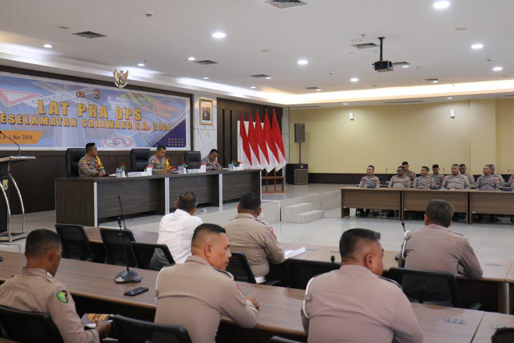 Personil Polda Maluku yang akan mengikuti operasi terpusat dengan sandi Keselamatan Salawaku saat mengikuti pra operasi.(Dok Humas Polda Maluku)