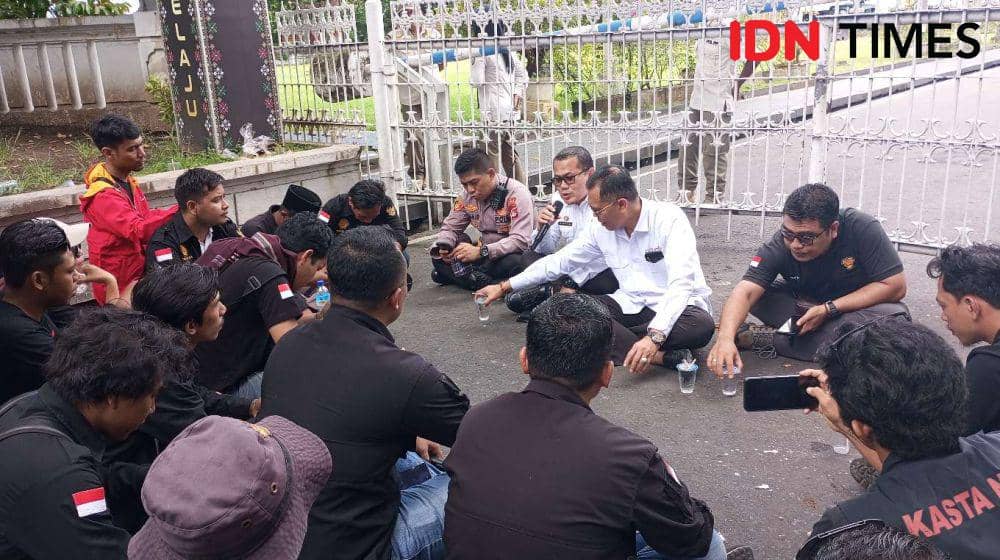 Kepala Biro Perekonomian Setda NTB Wirajaya Kusuma saat menerima massa aksi di depan Kantor Gubernur NTB, Kamis (28/2/2024). (IDN Times/Muhammad Nasir)