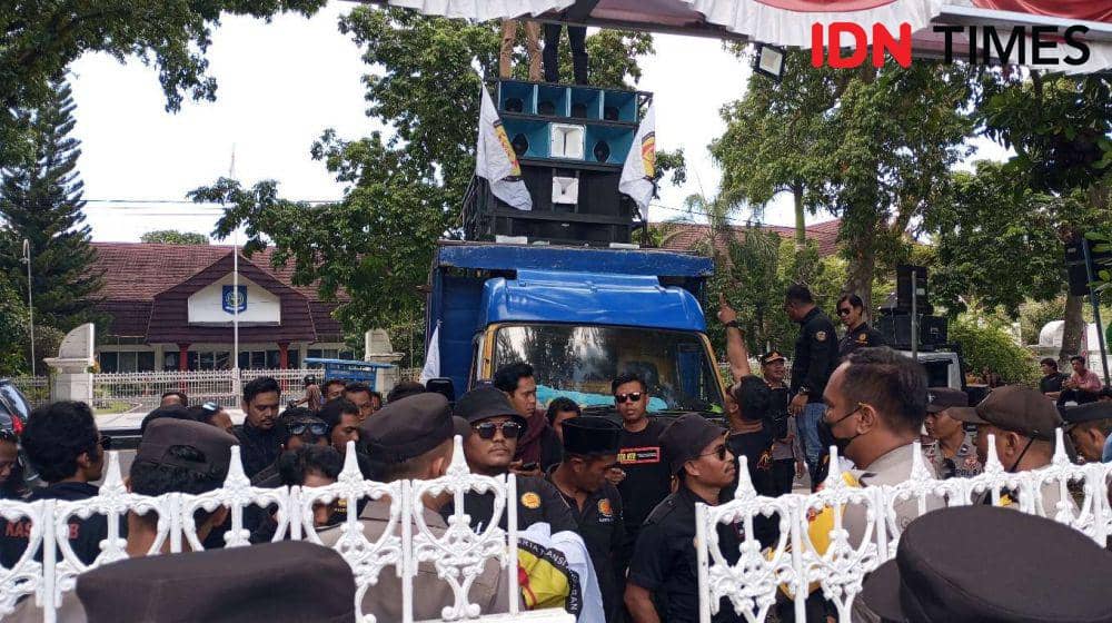 Harga Beras Semakin Mahal, Masyarakat Geruduk Kantor Gubernur NTB