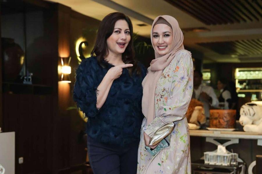 14 Adu Gaya Dina Lorenza vs. Cut Keke, Sahabat yang Klop Banget!