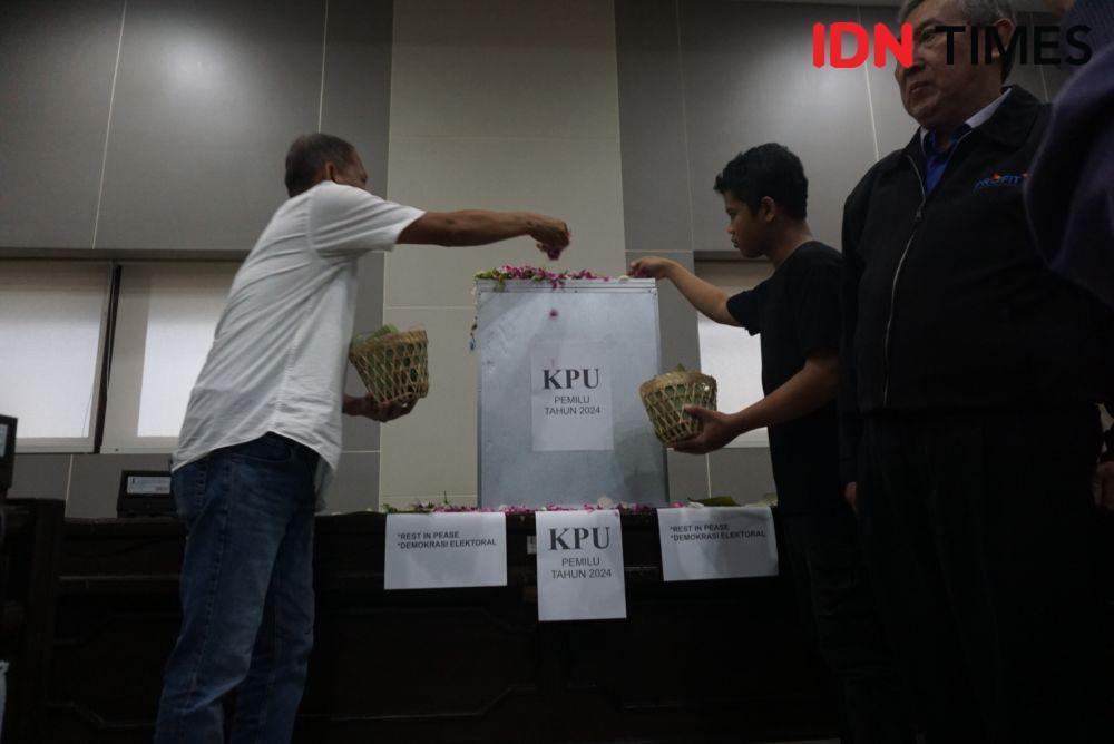 Forum Cik Di Tiro Lakukan Aksi Tabur Bunga Kotak Suara Pemilu