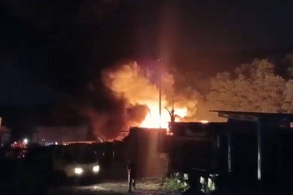 Peristiwa kebakaran gudang BBM di Kota Bandar Lampung, Rabu (28/2/2024). (IDN Times/Istimewa).
