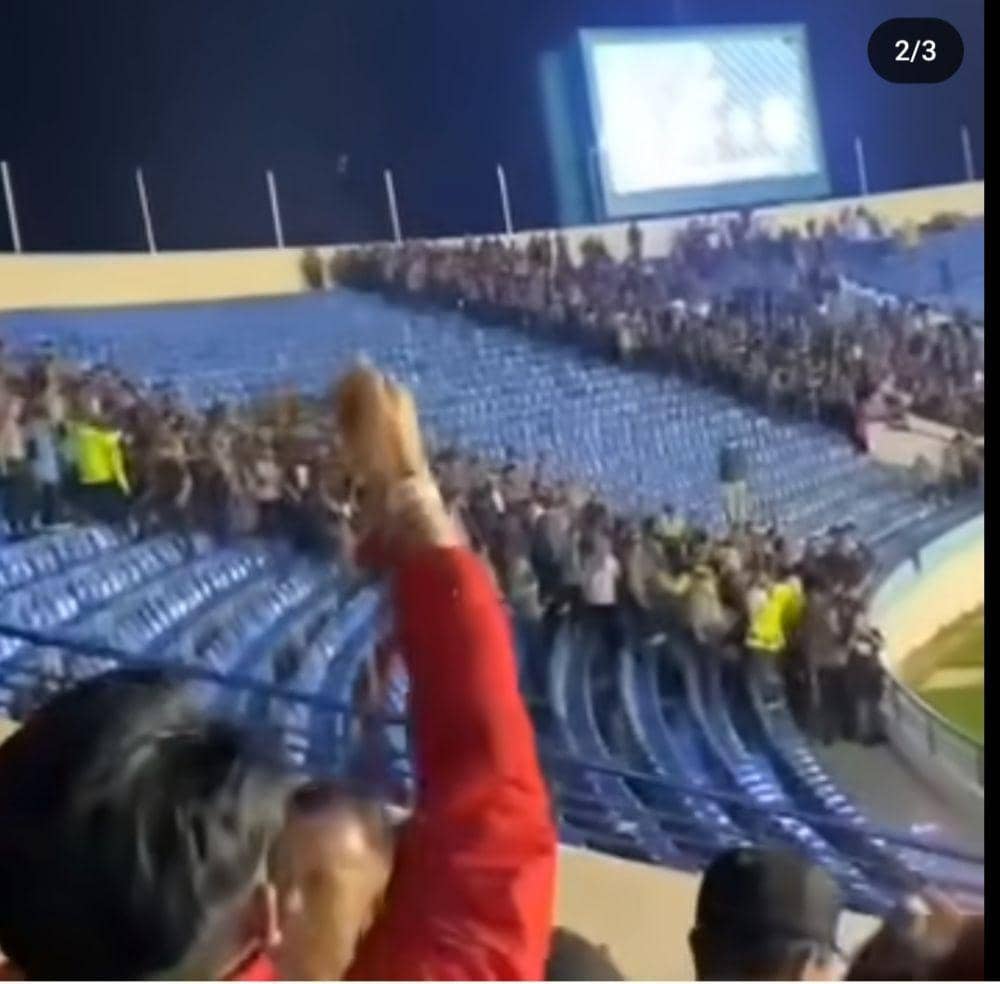 Tangkapan layar video antara suporter Persib dan PSIS di Stadion SJH, Selasa (27/2/2024). Dokumen IDN Times