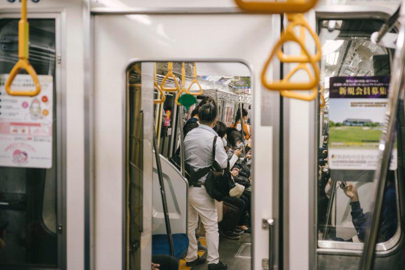Gambar di dalam kereta bawah tanah di Jepang