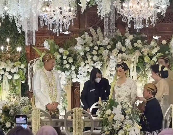 7 Dekorasi Pernikahan Angga Maliq & D'Essentials, Elegan Serba Putih
