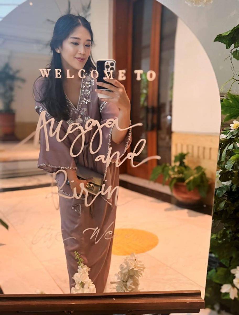 Pernikahan Angga Puradireja dan Dewi Andarini. (Instagram.com/karinamahendra)