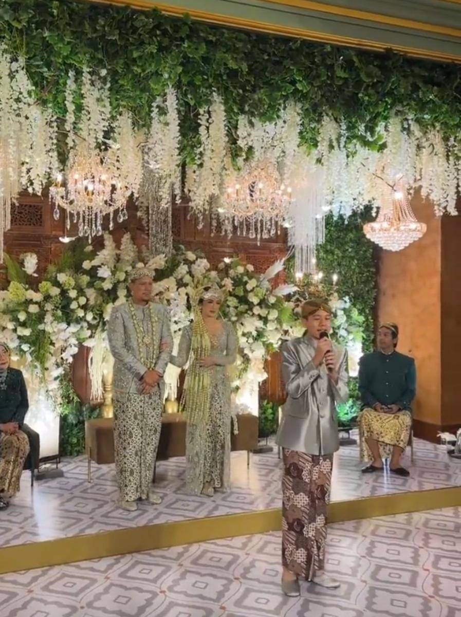 Pernikahan Angga Puradireja dan Dewi Andarini. (Instagram.com/claranadya)