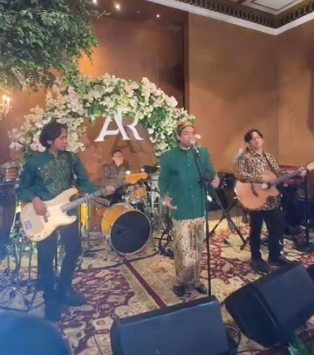 Pernikahan Angga Puradireja dan Dewi Andarini. (Instagram.com/claranadya)