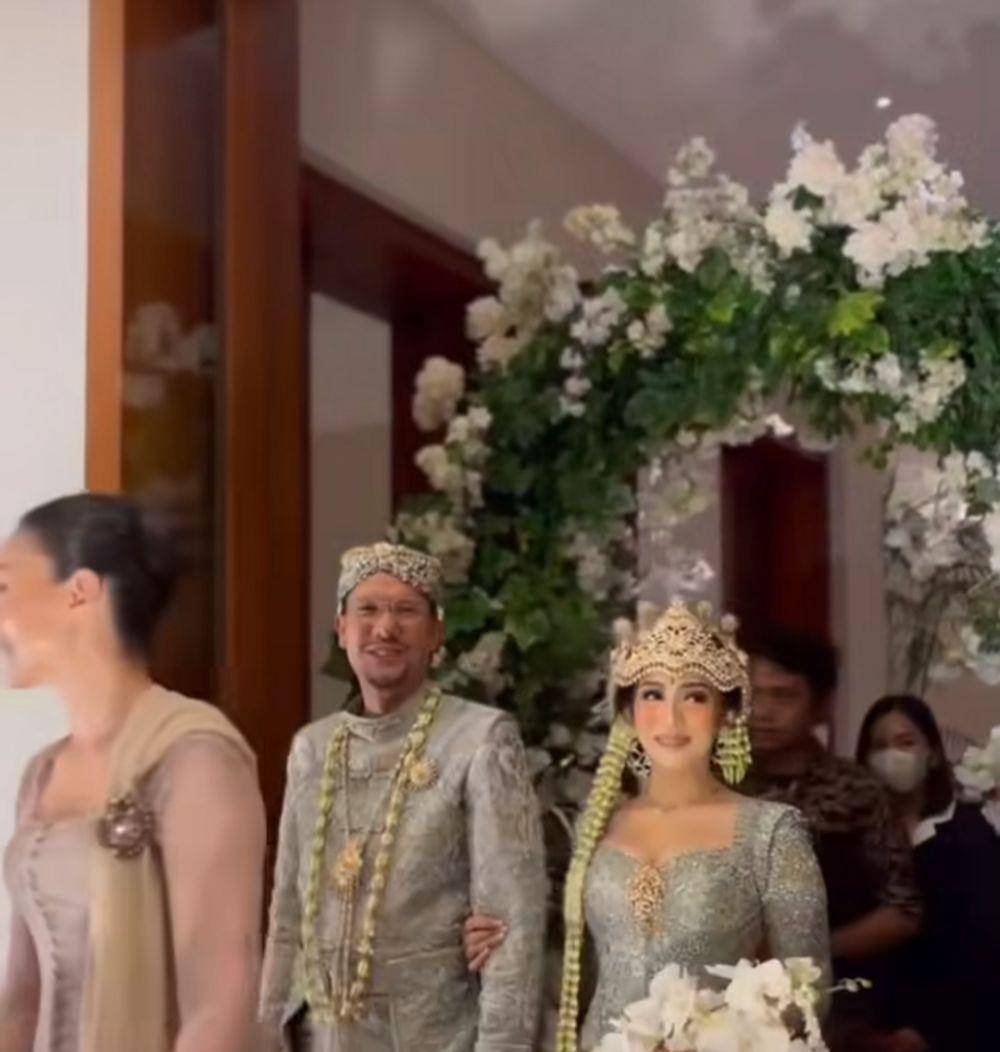 Pernikahan Angga Puradireja dan Dewi Andarini. (Instagram.com/viding.co)