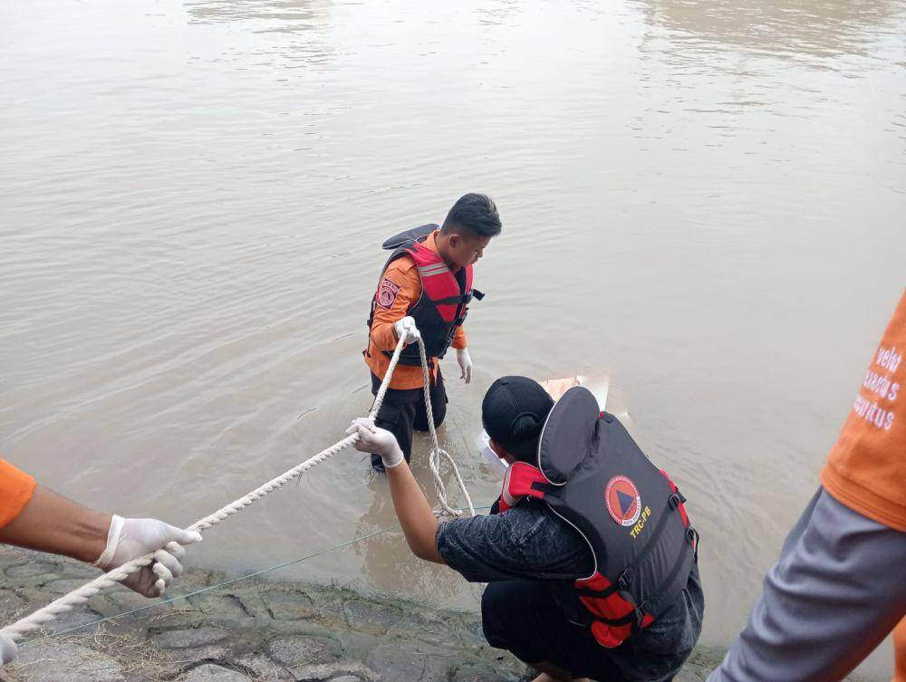 Petugas saat mengevakuasi pemancing tenggelam di Kali Rolak Wedok Surabaya, Rabu (28/2/2024). (Dok. Command Center Surabaya)