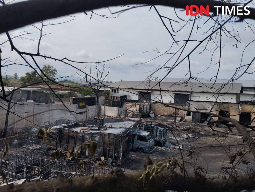 Polisi Olah TKP Gudang BBM Solar Ilegal Terbakar di Bandar Lampung