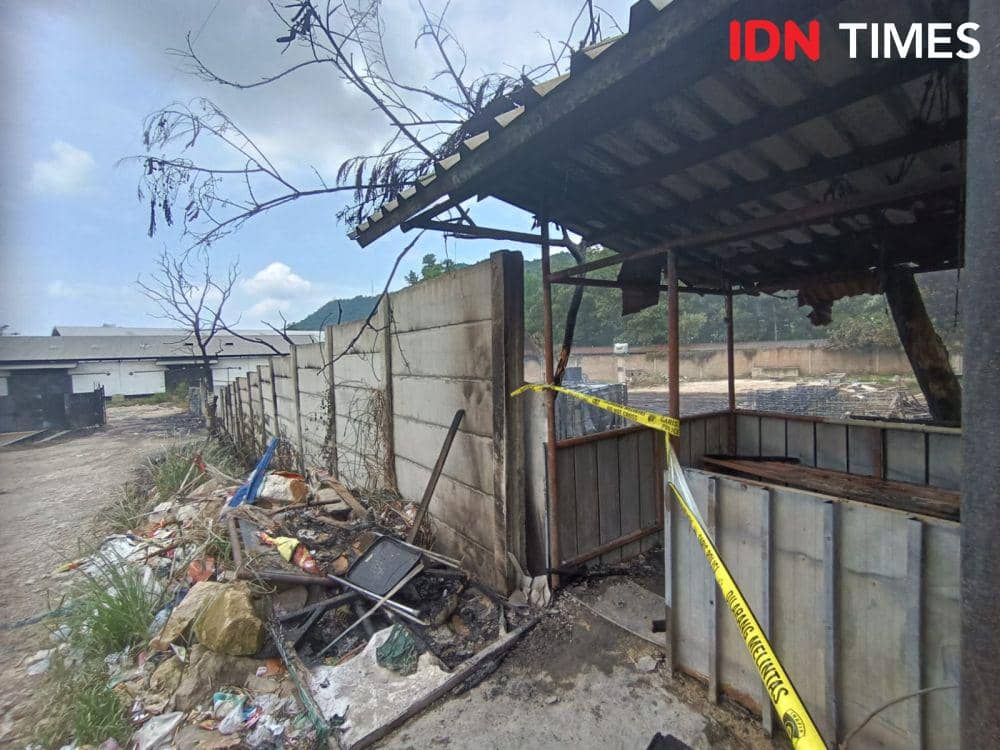 Penampakan pascakebakaran di gudang penimbunan BBM jenis solar di Kota Bandar Lampung. (IDN Times/Tama Yudha Wiguna).