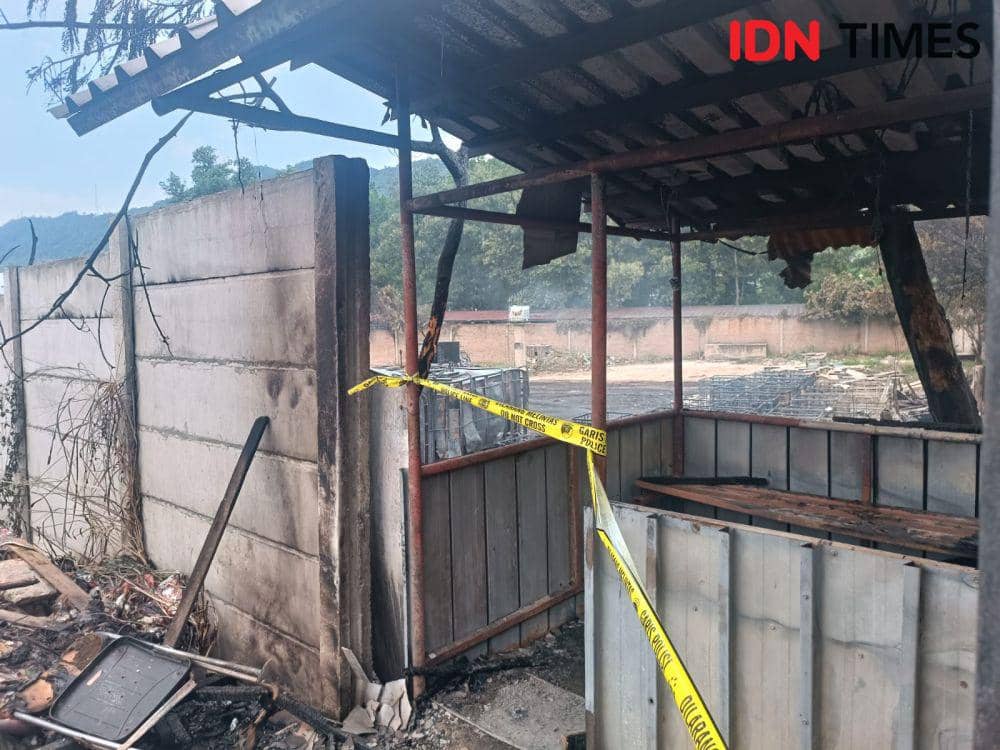 Gudang penimbunan BBM di Bandar Lampung terbakar, Selasa (27/2/2024). (IDN Times/Tama Yudha Wiguna).