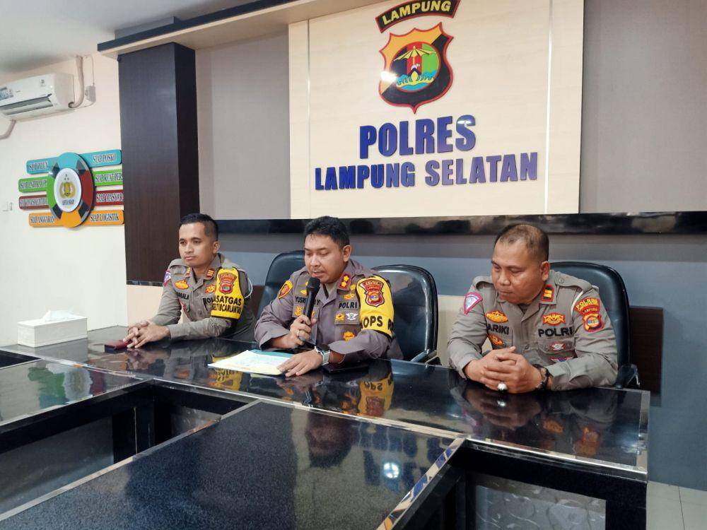 Kapolres Lampung Selatan, AKBP Yusriandi Yusrin mengumumkan penetapan tersangka sopir F. (Dok. Polres Lampung Selatan).