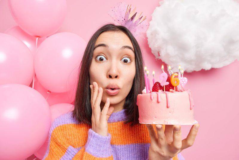 gambar orang yang sedang berulang tahun (freepik.com/wayhomestudio)