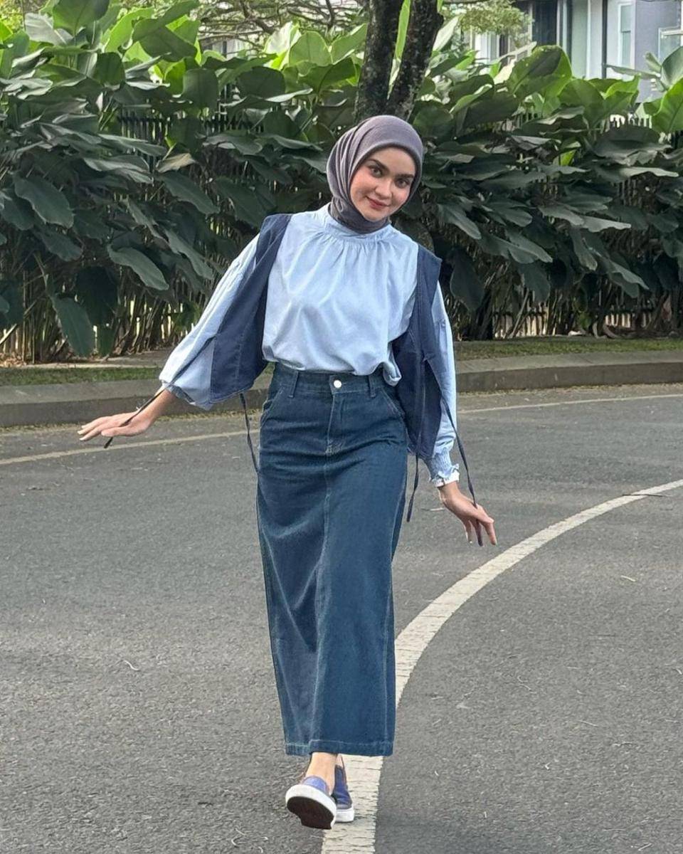 inspirasi OOTD hangout dengan rok untuk hijab ala Helwa Bashel (instagram.com/helwabasheel)