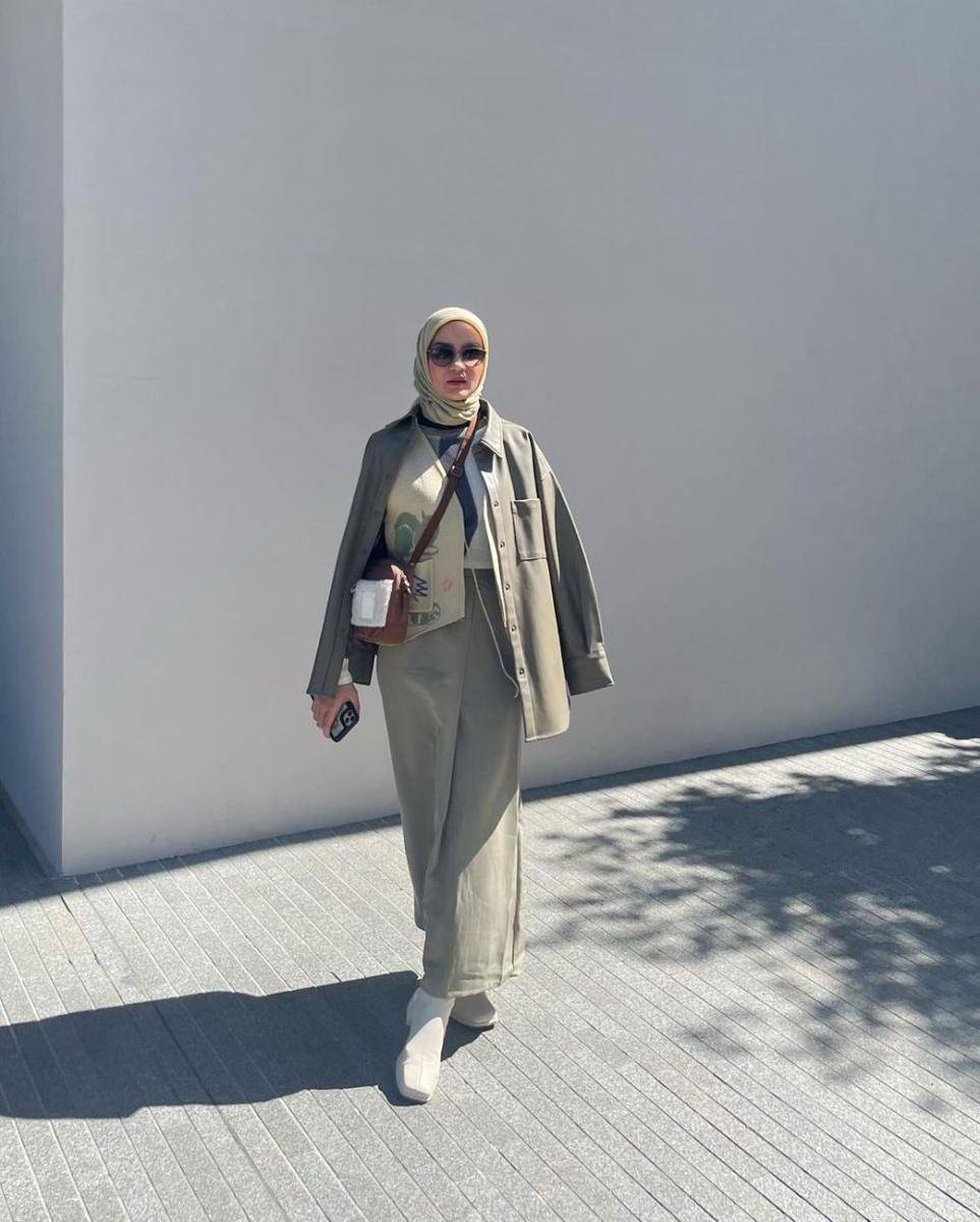 inspirasi OOTD hangout dengan rok untuk hijab ala Helwa Bashel (instagram.com/helwabasheel)