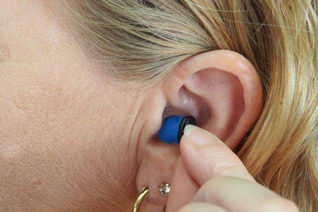 ilustrasi earplug (unsplash.com/Mark Paton)