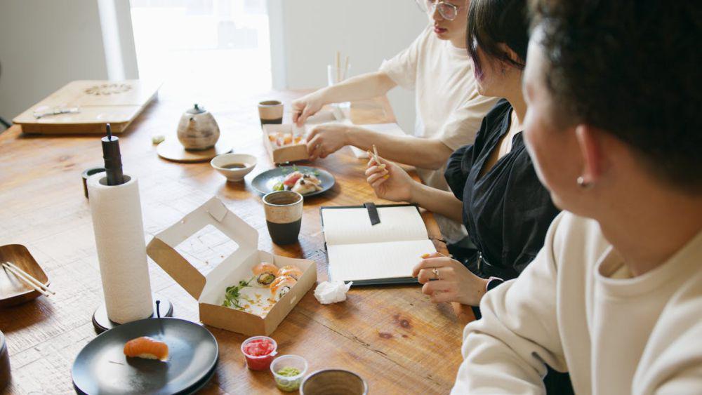 ilustrasi makan siang (pexels.com/Artem Podrez)