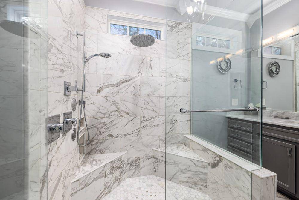 Rain shower di kamar mandi (pexels.com/Curtis Adams)