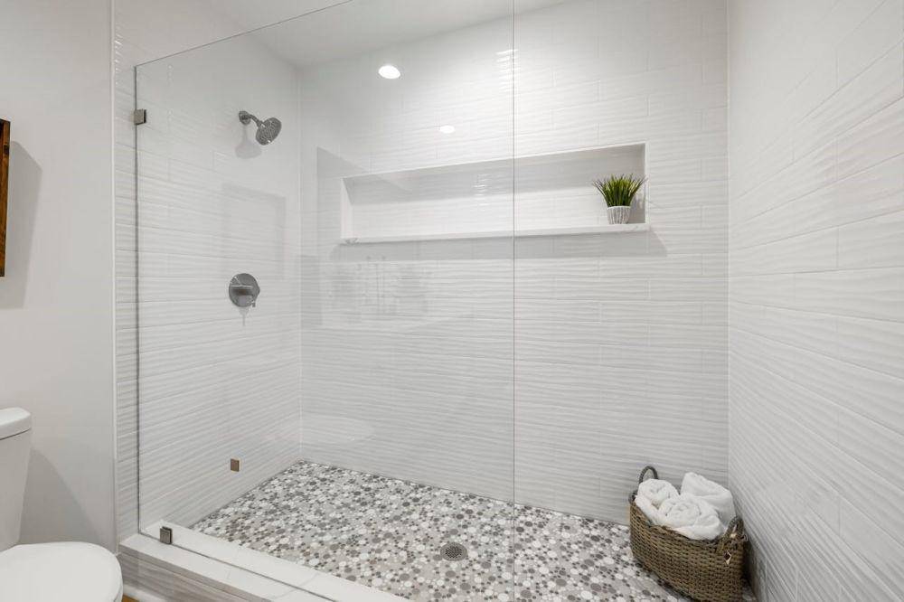 Panel kaca pada shower room (pexels.com/Curtis Adams)