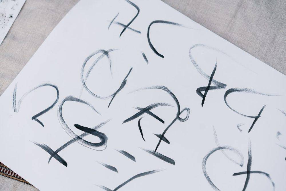 ilustrasi huruf hiragana (pexels.com/Mikhail Nilov)