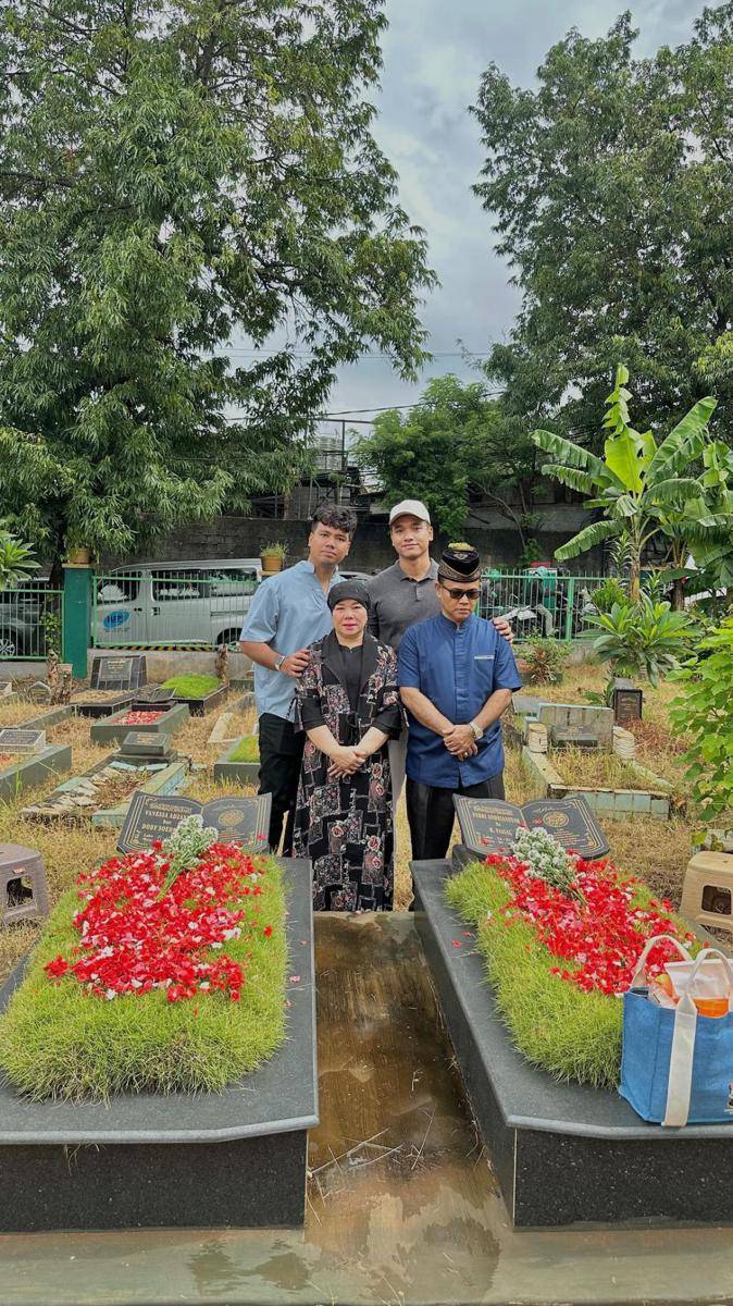 potret keluarga Haji Faisal ziarah ke makam Bibi-Vanessa di hari ultah Bibi (instagram.com/dewizuhriati)
