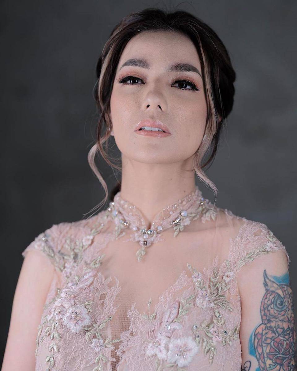 gaya makeup ala Sheila Marcia (instagram.com/itssheilamj)