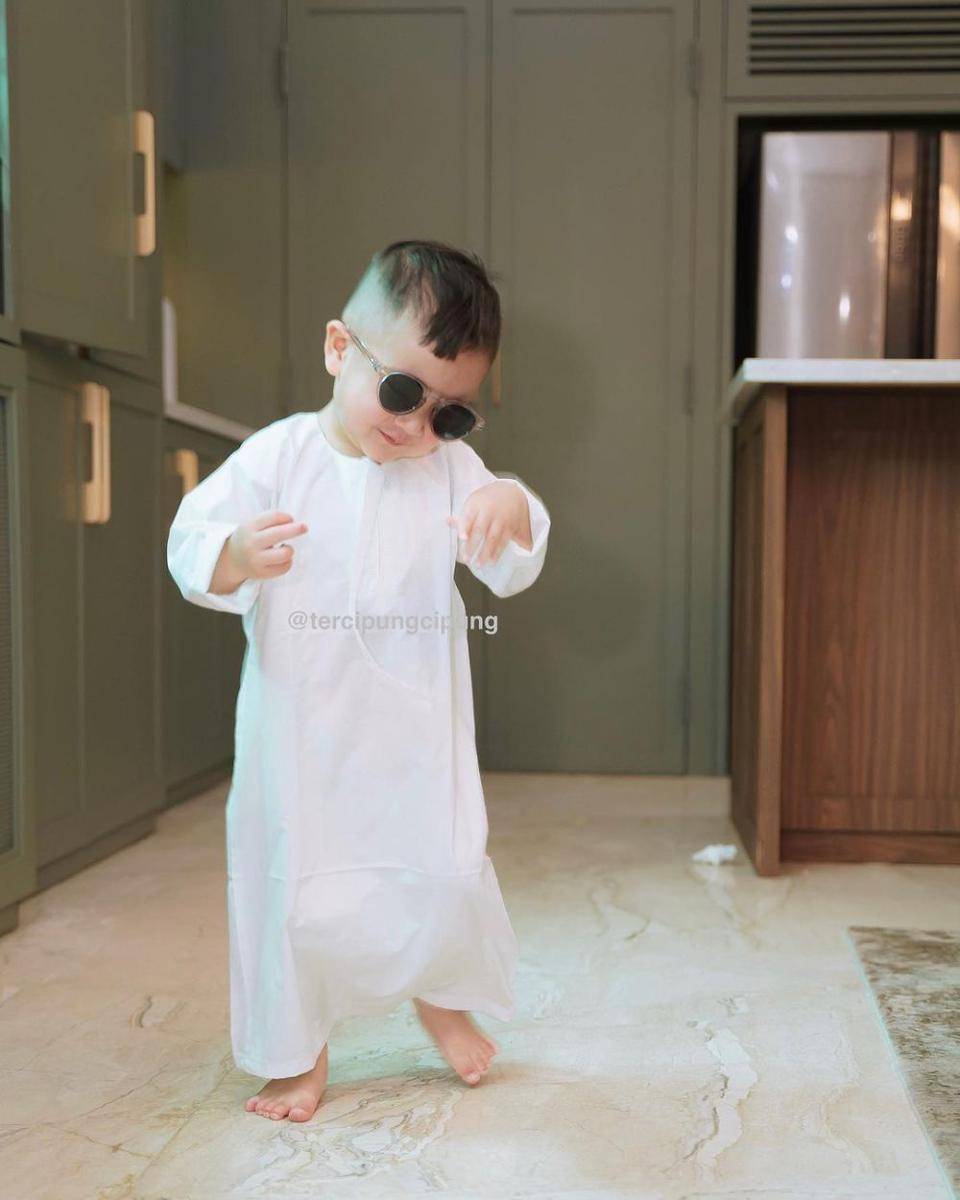 potret Cipung joget-joget pakai gamis dan kacamata hitam (instagram.com/tercipungcipung)