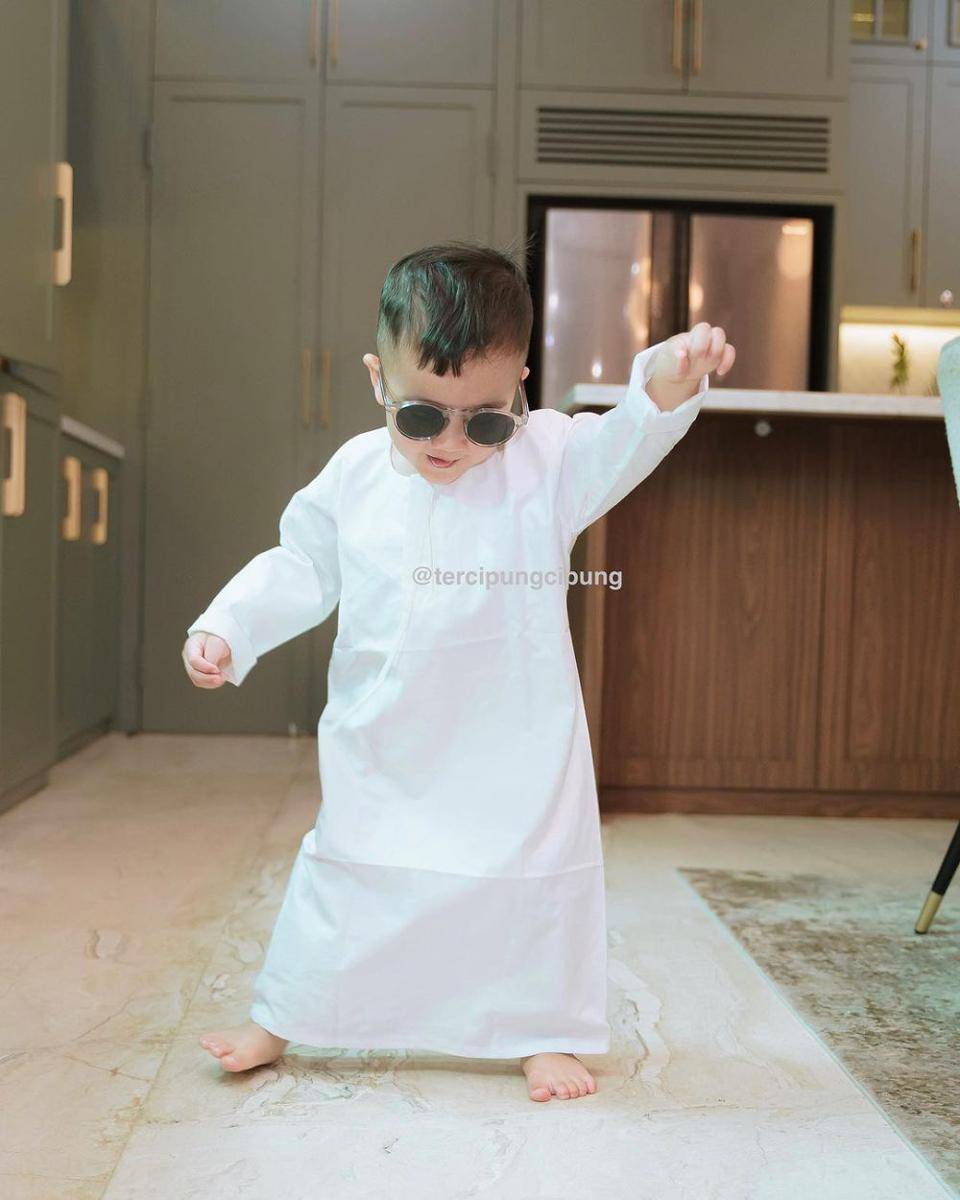 potret Cipung joget-joget pakai gamis dan kacamata hitam (instagram.com/tercipungcipung)