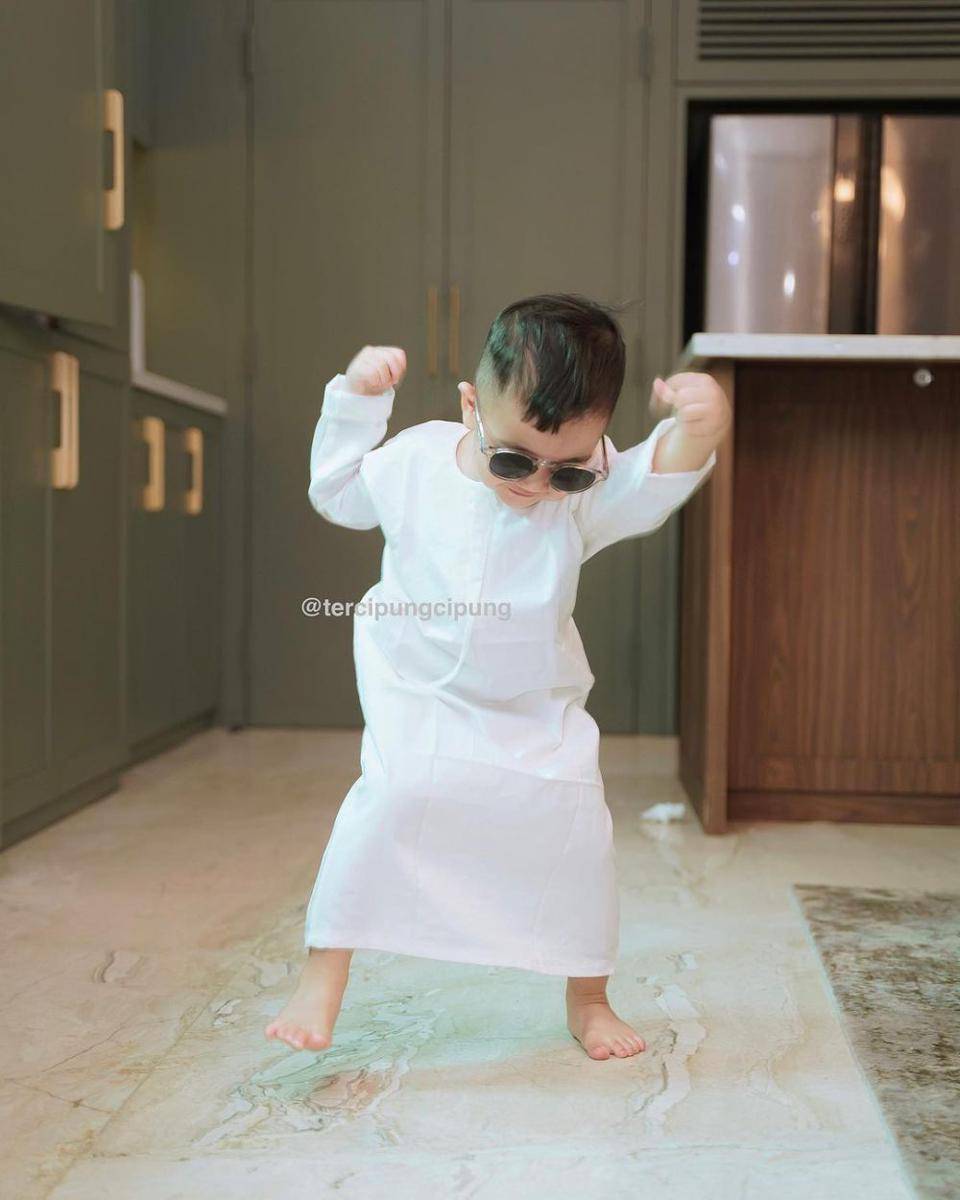 potret Cipung joget-joget pakai gamis dan kacamata hitam (instagram.com/tercipungcipung)