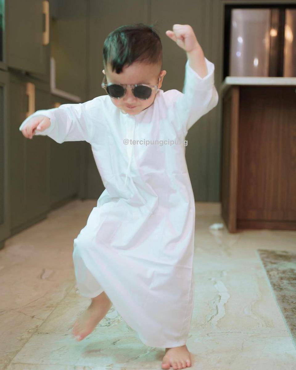 potret Cipung joget-joget pakai gamis dan kacamata hitam (instagram.com/tercipungcipung)