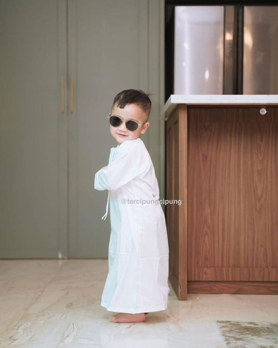 potret Cipung joget-joget pakai gamis dan kacamata hitam (instagram.com/tercipungcipung)
